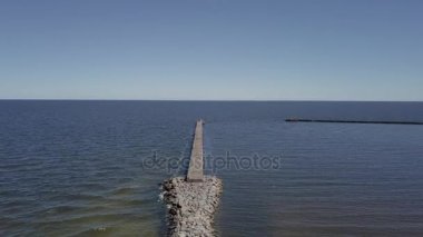 Kırsal dron üstten görünüm 4k Uhd video liman Roja Letonya havadan görünümü