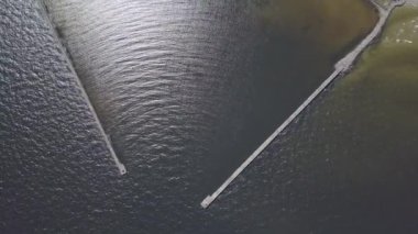 Kırsal dron üstten görünüm 4k Uhd video liman Roja Letonya havadan görünümü