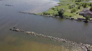 Kırsal dron üstten görünüm 4k Uhd video liman Roja Letonya havadan görünümü