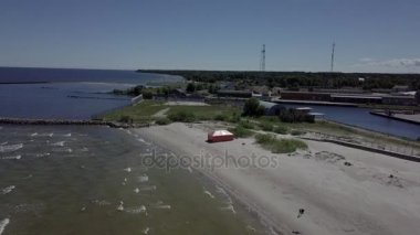 Kırsal dron üstten görünüm 4k Uhd video liman Roja Letonya havadan görünümü