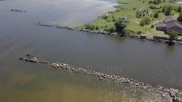 农村无人机顶视图 4 k 到视频港 Roja 拉脱维亚鸟瞰图 — 图库视频影像