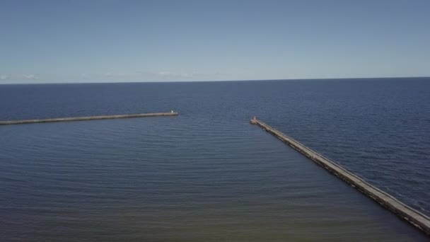 Haven Roja Letland luchtfoto van platteland drone bovenaanzicht 4k Uhd video — Stockvideo