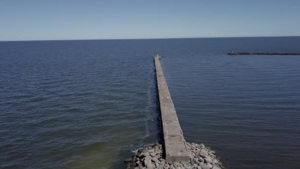 Kırsal dron üstten görünüm 4k Uhd video liman Roja Letonya havadan görünümü — Stok video