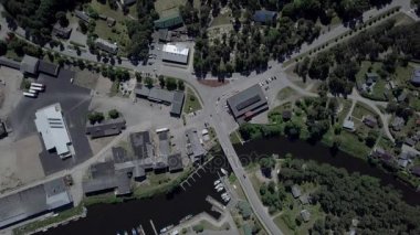 Kırsal dron üstten görünüm 4k Uhd video liman Roja Letonya havadan görünümü