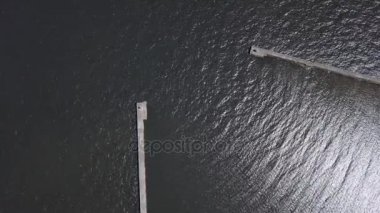 Kırsal dron üstten görünüm 4k Uhd video liman Roja Letonya havadan görünümü
