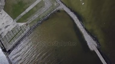 Kırsal dron üstten görünüm 4k Uhd video liman Roja Letonya havadan görünümü