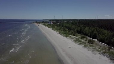 Kırsal dron üstten görünüm 4k Uhd video liman Roja Letonya havadan görünümü