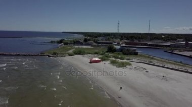 Kırsal dron üstten görünüm 4k Uhd video liman Roja Letonya havadan görünümü