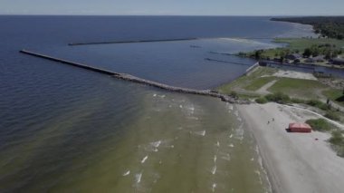 Kırsal dron üstten görünüm 4k Uhd video liman Roja Letonya havadan görünümü