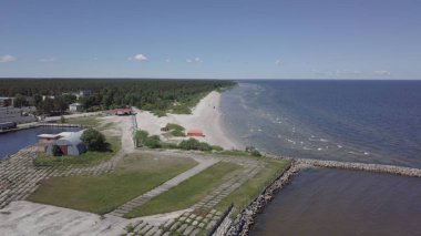 Kırsal dron üstten görünüm Roja Letonya Hava görünümünü liman