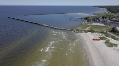Kırsal dron üstten görünüm Roja Letonya Hava görünümünü liman