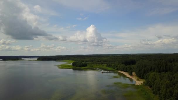Plateliai lago Lituania Riserva Nazionale d'Acqua Aerea drone vista dall'alto 4K UHD video — Video Stock