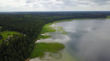 Plateliai Gölü Litvanya Ulusal su rezerv hava dron üstten görünüm 4k Uhd video 