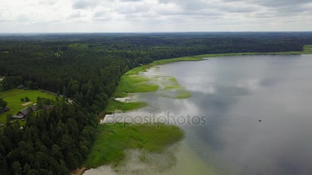 Rekreationscenter sjön Litauens nationella vatten reserv antenn drönare ovanifrån 4k Uhd video — Stockvideo