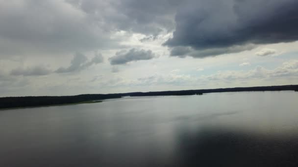 Plateliai озеро Литва національних води заповідника повітряних drone вид зверху 4 к Uhd відео — стокове відео