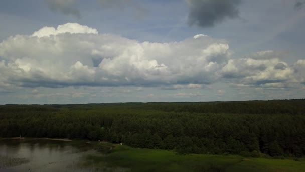 Rekreationscenter sjön Litauens nationella vatten reserv antenn drönare ovanifrån 4k Uhd video — Stockvideo