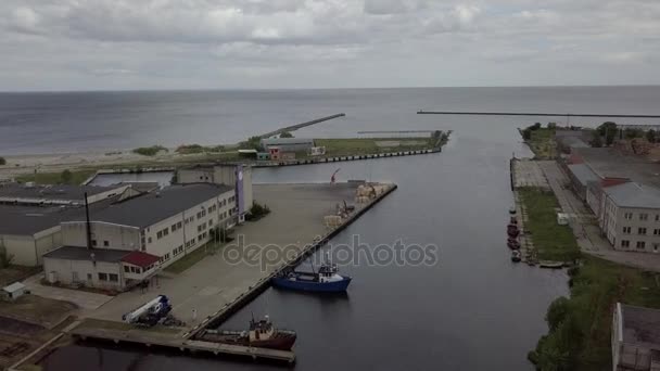 Puerto Rojo Letonia Vista aérea del campo drone vista superior 4K UHD video — Vídeo de stock