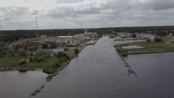 Harbor Roja Łotwy z lotu ptaka wsi drone widok z góry 4k Uhd wideo — Wideo stockowe