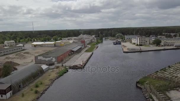 Port Roja Lettonie Vue aérienne de la campagne drone vue du dessus 4K UHD vidéo — Video