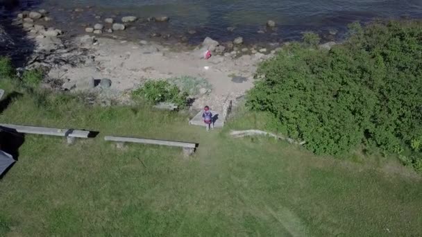 Roja Λετονία στη Βαλτική θάλασσα παραθαλάσσιο εναέρια κηφήνας κάτοψη 4k Uhd βίντεο — Αρχείο Βίντεο