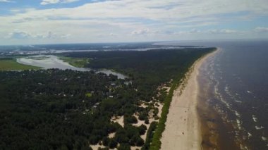 Vecaki Letonya Baltık Denizi deniz hava dron üstten görünüm 4k Uhd video