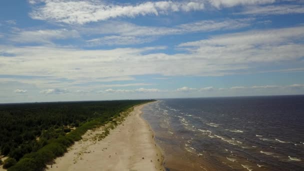 Vecaki Lotyšsko Baltské moře pobřeží letecké dron pohled shora 4k Uhd videa — Stock video