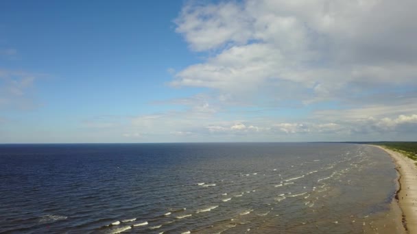 Vecaki Lotyšsko Baltské moře pobřeží letecké dron pohled shora 4k Uhd videa — Stock video