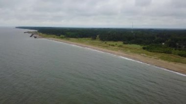 Vecaki Letonya Baltık Denizi deniz hava dron üstten görünüm 4k Uhd video