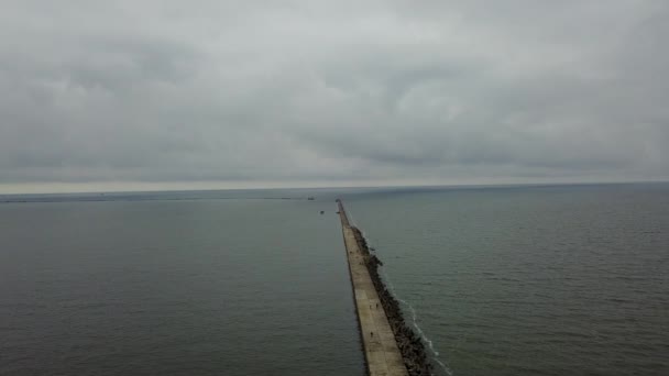 North Pier Liepaja Letonia Mar Báltico Vista superior del avión no tripulado aéreo 4K UHD video — Vídeos de Stock