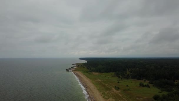 Vecaki Λετονία στη Βαλτική θάλασσα παραθαλάσσιο εναέρια κηφήνας κάτοψη 4k Uhd βίντεο — Αρχείο Βίντεο