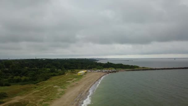 Vecaki 拉脱维亚波罗的海海边空中无人机顶视图 4 k 到视频 — 图库视频影像