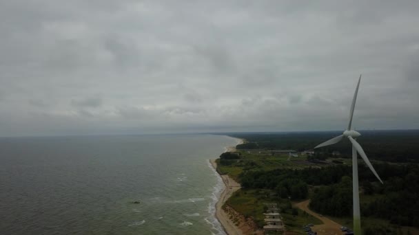 Generator wiatrowy północ fortów Liepaja Łotwa Morza Bałtyckiego Seaside antenowe drone widok z góry 4k Uhd wideo — Wideo stockowe