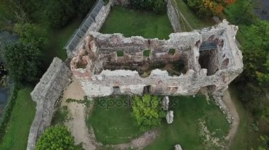 Üstten Görünüm 4 k Uhd video Dobele Letonya Hava eski bir ortaçağ kalesi kalıntıları ediyor robot