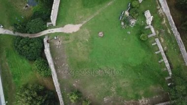 Üstten Görünüm 4 k Uhd video Dobele Letonya Hava eski bir ortaçağ kalesi kalıntıları ediyor robot