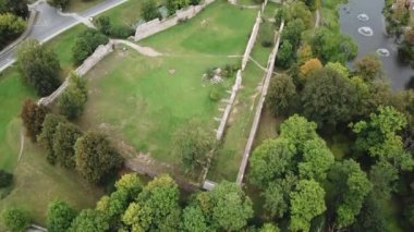 Üstten Görünüm 4 k Uhd video Dobele Letonya Hava eski bir ortaçağ kalesi kalıntıları ediyor robot