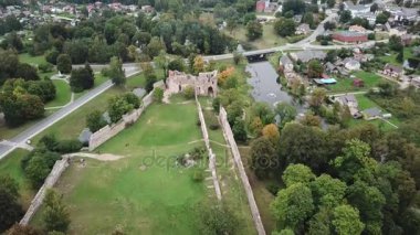 Üstten Görünüm 4 k Uhd video Dobele Letonya Hava eski bir ortaçağ kalesi kalıntıları ediyor robot