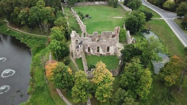 Ruinas de un antiguo castillo medieval Dobele Letonia Drone aéreo vista superior 4K UHD video — Vídeos de Stock