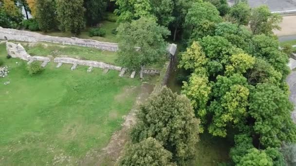 中世纪的古城堡 Dobele 拉脱维亚空中无人机顶视图 4 k 到视频的废墟 — 图库视频影像