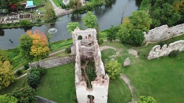 Ruines d un ancien château médiéval Dobele Lettonie Drone aérien vue du dessus 4K UHD vidéo — Video