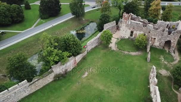 Ruïnes van een oude middeleeuwse kasteel Dobele Letland luchtfoto drone bovenaanzicht 4k Uhd video — Stockvideo