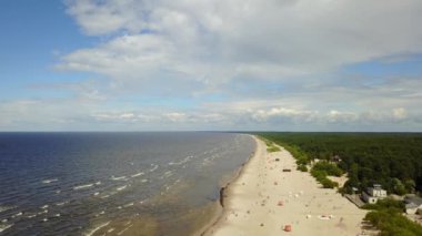 Roja Letonya Baltık Denizi deniz hava dron üstten görünüm 4k Uhd video