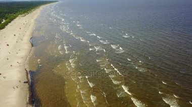 Roja Letonya Baltık Denizi deniz hava dron üstten görünüm 4k Uhd video