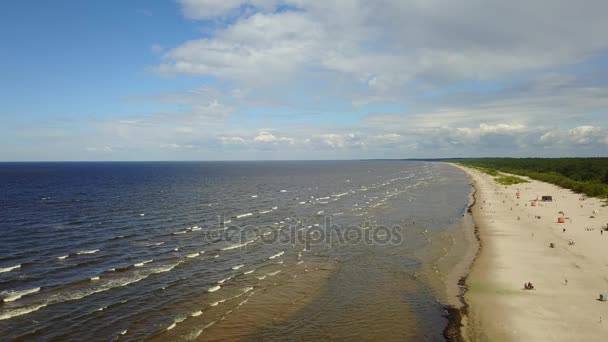 Roja Letonia Mar Báltico Mar Vista superior del avión no tripulado aéreo 4K UHD video — Vídeos de Stock