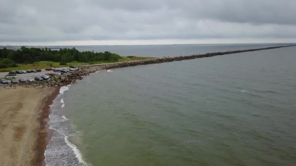 North Pier Liepaja Letonia Mar Báltico Vista superior del avión no tripulado aéreo 4K UHD video — Vídeo de stock