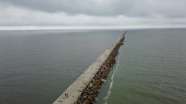 North Pier Liepaja Letland Oostzee kust luchtfoto drone bovenaanzicht 4k Uhd video — Stockvideo