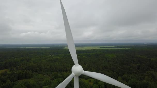 Větrné elektrárny Severní pevnosti Liepaja Lotyšsko Baltské moře pobřeží letecké dron pohled shora 4k Uhd videa — Stock video