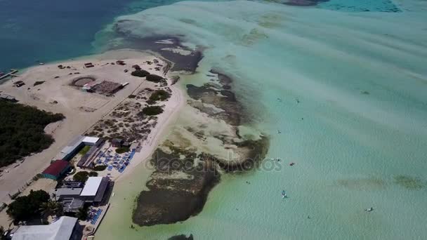 Bonaire เกาะทะเลแคริบเบียนวินเซิร์ฟทะเลสาบ Sorobon ดรอนทางอากาศบนมุมมอง 4K UHD วิดีโอ — วีดีโอสต็อก