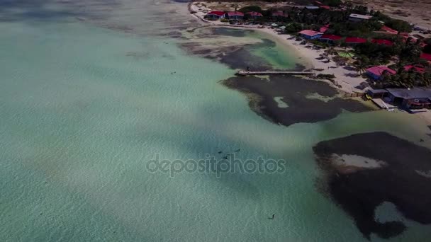 Ilha de Bonaire Caribe mar windsurf lagoa Sorobon drone aéreo vista superior 4K UHD vídeo — Vídeo de Stock