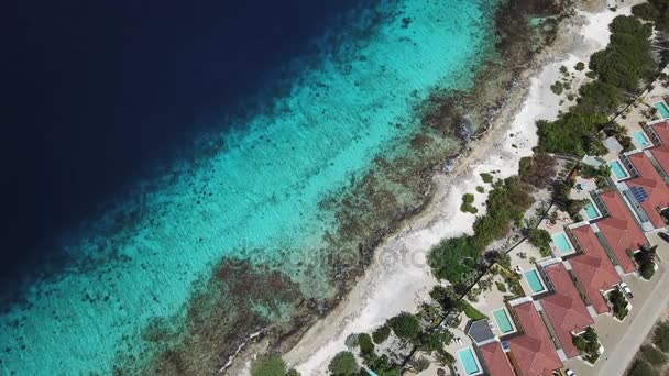 Villa praia costa Bonaire ilha Caribe mar drone aéreo vista superior 4K UHD vídeo — Vídeo de Stock