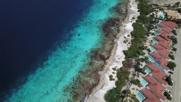 Villa playa costa Bonaire isla Caribe mar aéreo drone vista superior 4K UHD video — Vídeos de Stock